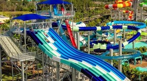 En vattenpark med flera rutschkanor och ett poolområde.