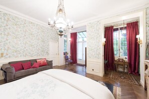 3 bedrooms, desk, WiFi, bed sheets