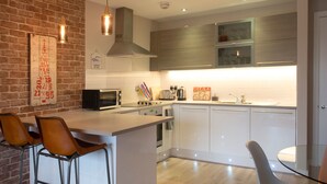 Luxury Apartment, 2 Bedrooms | Private kitchen | Full-size fridge, microwave, oven, stovetop - Lancaster City Apartment (Lancaster)