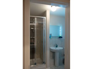 Luxury Apartment, 2 Bedrooms | Bathroom | Hair dryer, towels - Lancaster City Apartment (Lancaster)
