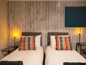 Luxury Apartment, 2 Bedrooms | 2 bedrooms, premium bedding, desk, iron/ironing board - Lancaster City Apartment (Lancaster)
