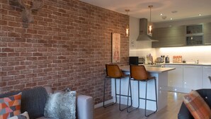 Luxury Apartment, 2 Bedrooms | Private kitchen | Full-size fridge, microwave, oven, stovetop - Lancaster City Apartment (Lancaster)