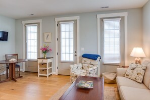Family Townhome, 1 Bedroom | Living area