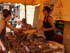 Outdoor dining - Market Town Apartment on the edge of the Cotswolds - VERIFIED KEY WORKERS ONLY (Stroud)