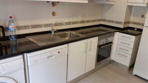 Fridge, microwave, oven, stovetop - Magnifico Apartment Bonimar (Funchal)