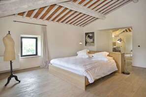 5 habitaciones, tabla de planchar con plancha y cuna de viaje 