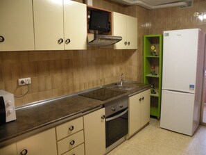 Kühlschrank, Mikrowelle, Ofen, Herdplatte