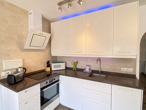 Kühlschrank, Mikrowelle, Ofen, Geschirrspüler