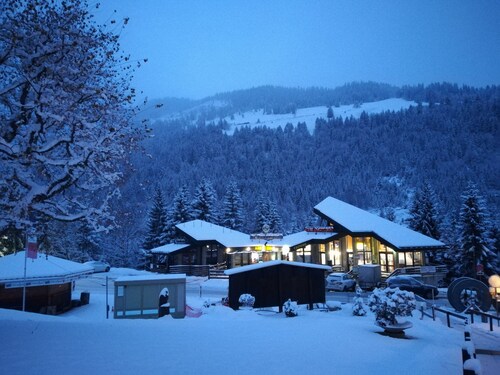 Cozy & Romantic Chalet-Style Flat with Mountain View: Ideal for Skiing & Hiking