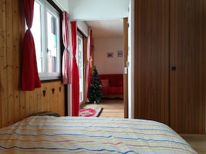 2 makuuhuonetta, työpöytä, silitysrauta/-lauta, ilmainen Wi-Fi