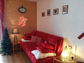 Televisie, boeken en een kantoor