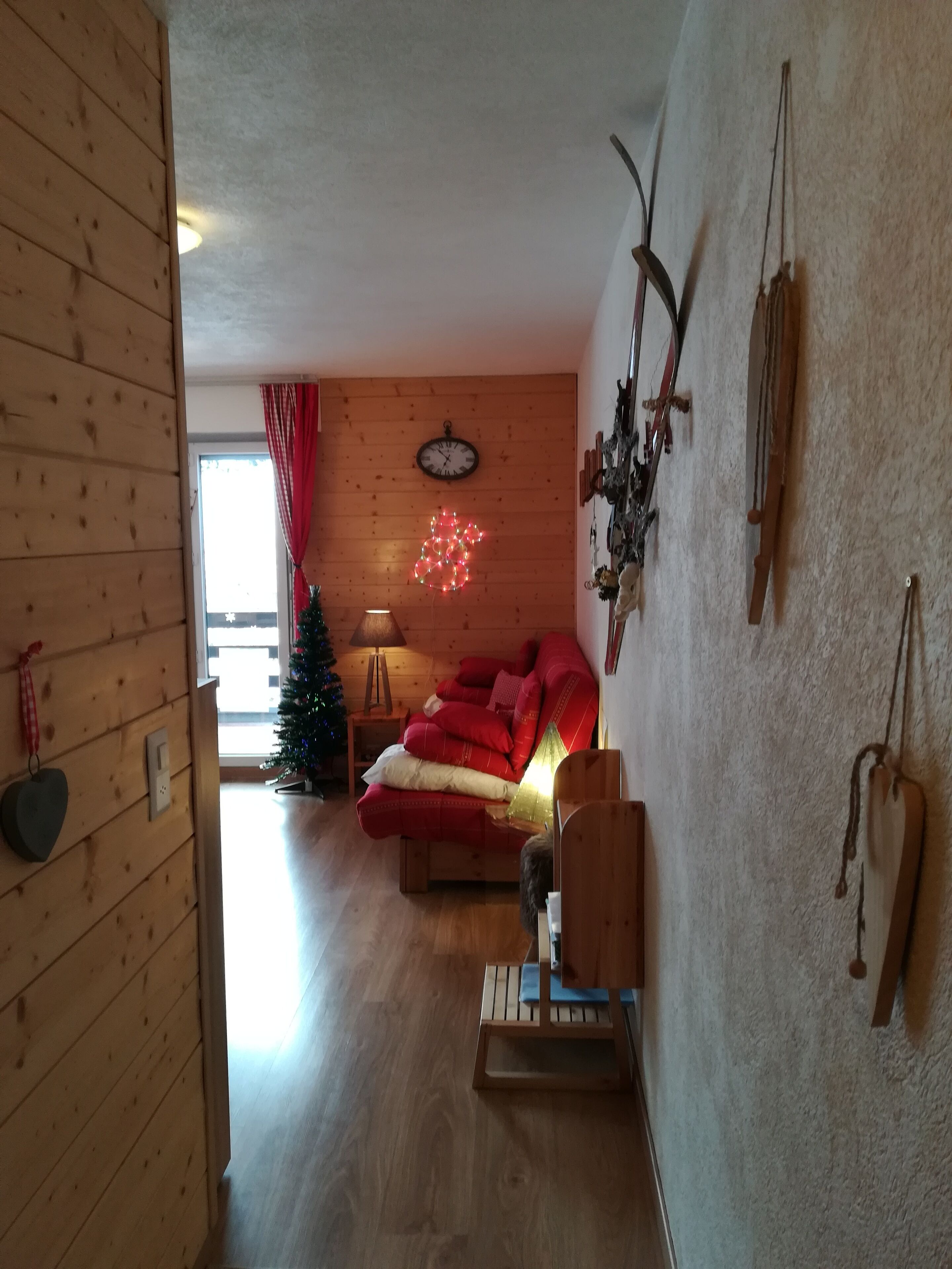 Fernseher, Bücher, Arbeitsbereiche