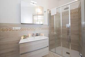 Shower, hair dryer, bidet, towels - Serena 2 Amazing Sea View, Alassio, Italy (Alassio)