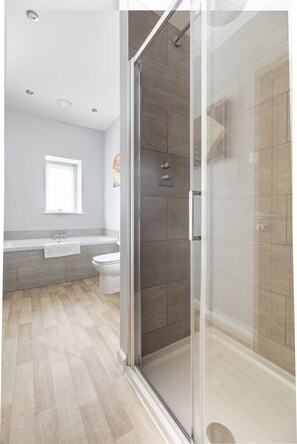 Bathtub, hair dryer, towels, soap - BYRE, Gattonside - sleeps 4 in 2 bedrooms (Melrose)