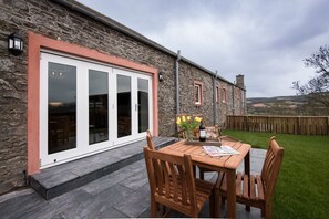Outdoor dining - BYRE, Gattonside - sleeps 4 in 2 bedrooms (Melrose)