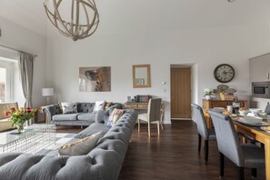 Smart TV, DVD player, books - BYRE, Gattonside - sleeps 4 in 2 bedrooms (Melrose)