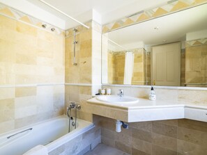 Baignoire, sèche-cheveux, serviettes fournies