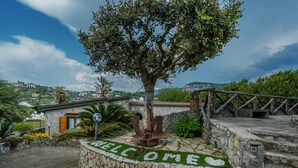 A stone-walled area with a tree and a welcome sign. - Villa La Pace, Charming 3 bedroom villa with private pool with views of Amalfi Coast (Sant'Agnello)
