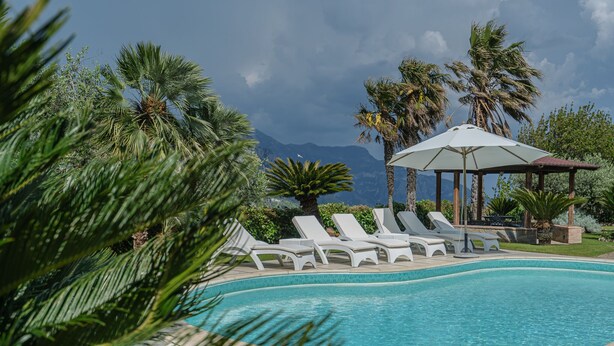 A pool area with lounge chairs and a gazebo. - Villa La Pace, Charming 3 bedroom villa with private pool with views of Amalfi Coast (Sant'Agnello)