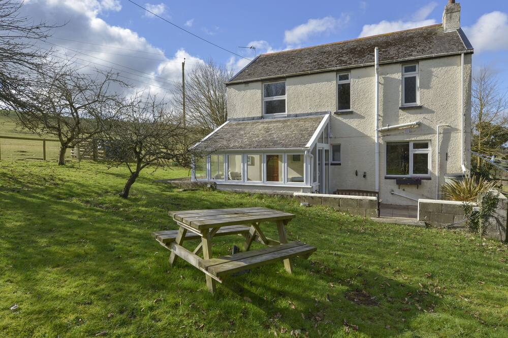 PILLHEAD COTTAGE, pet friendly, with pool in Bideford