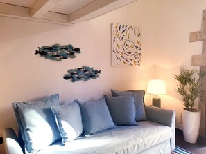 TV - Independent house in Ortigia with view of archaeological excavation in front of Palazzo Montalt (Siracusa)