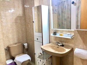 Bathtub, hair dryer, towels