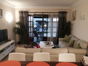 Smart-tv, een dvd-speler, boeken en een filmbibliotheek