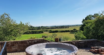 Fun & Spacious Mansion for 6 to 21+, The Lakes and Hadrian’s Wall
