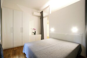 2 habitaciones, tabla de planchar con plancha y cuna de viaje 