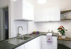 Refrigerador, microondas, parrilla de estufa y cafetera de espresso 