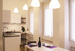 Refrigerador, microondas, parrilla de estufa y cafetera de espresso 