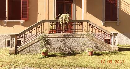 Charmante maison avec jardin prĂšs du lac romantique de 0rta, pour 6 personnes