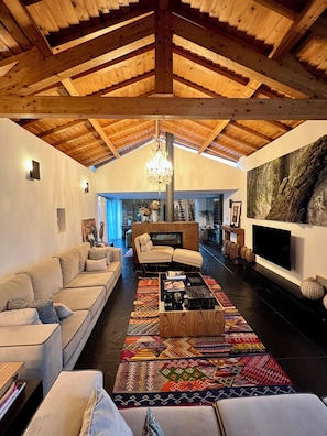 Smart-tv, pejs, bøger, stereoanlæg