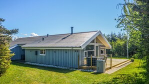 En envåningsbyggnad med ett sadeltak, en liten veranda och siffran ’45’ på sidan.