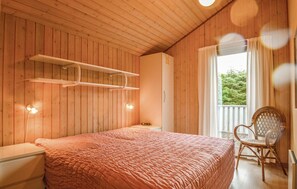4 bedrooms, travel cot, free WiFi - Nice home in Løkken with kitchen (Løkken)