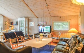 TV, fireplace, DVD player - Nice home in Løkken with kitchen (Løkken)