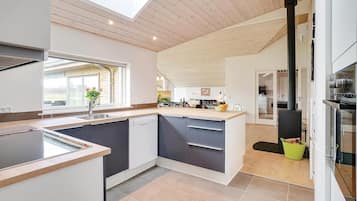 Refrigerador, parrilla de estufa, lavavajillas y cafetera y tetera