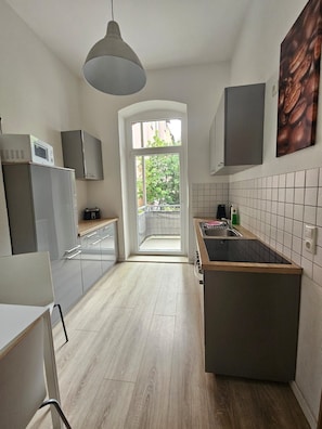 Køleskab, mikrobølgeovn, ovn