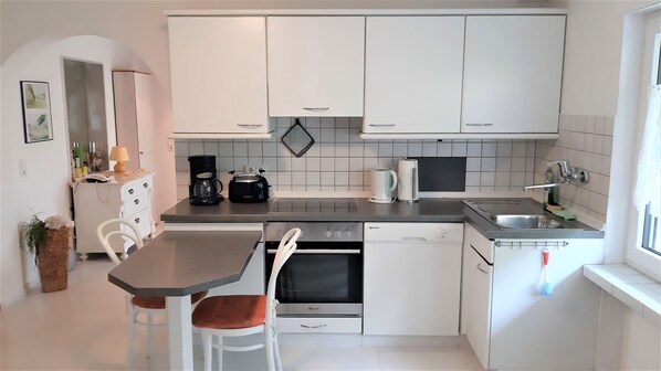 Kühlschrank, Mikrowelle, Ofen, Geschirrspüler