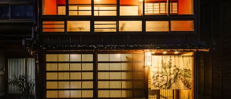 住宿正面 (夜晚)