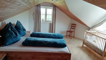 2 bedrooms, iron/ironing board, internet, bed sheets