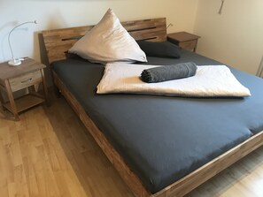 1 slaapkamer, een strijkplank/strijkijzer, internet, beddengoed