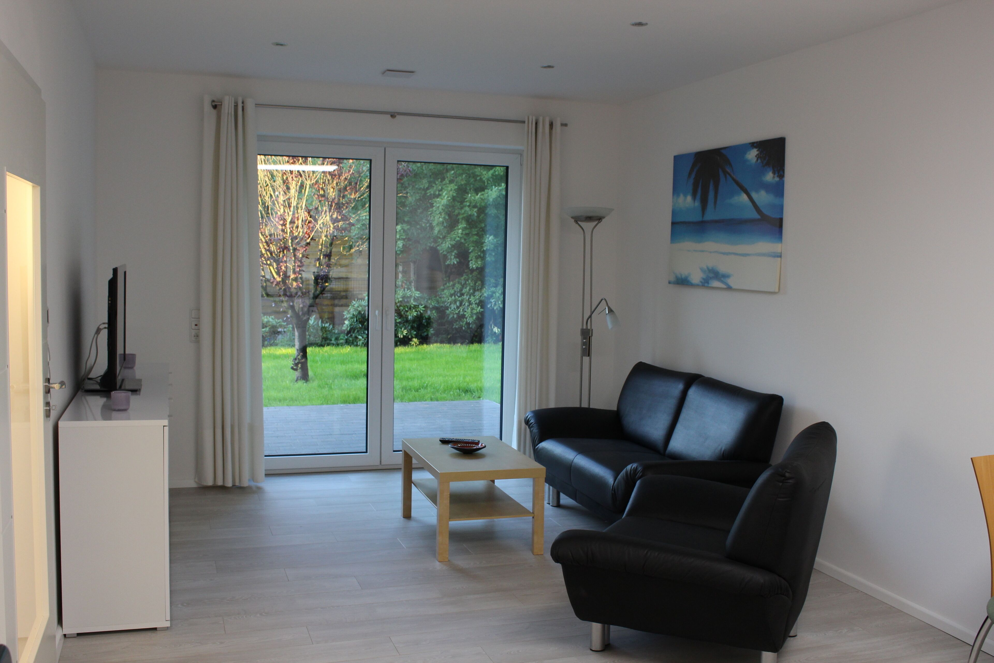 スマートテレビ、DVD プレーヤー、卓球台、書庫