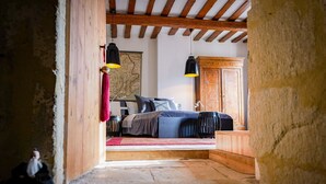 Ein Schlafzimmer mit einem Bett, einem Holzschrank, einer Karte an der Wand und einem roten Wimpel, der an der Tür hängt.