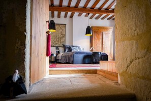 Interior - Mas de caractère in medieval village with swimming pool, in large wooded garden (Sommières)