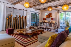 Téléviseur connecté, jeux vidéo, lecteur de DVD, table de baby-foot