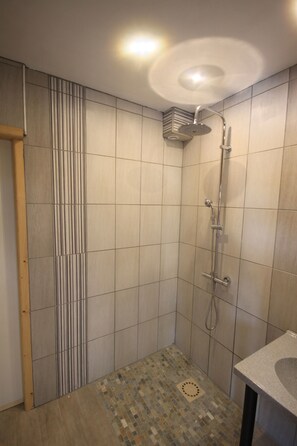 Douche, sĂšche-cheveux, serviettes fournies, savon