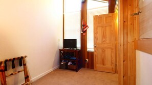 bunk room - Very nice 2 bedroom townhome w/ pool, close to beach and Northstar (Kings Beach)