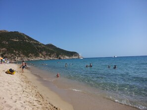 Playa en los alrededores y toallas de playa 