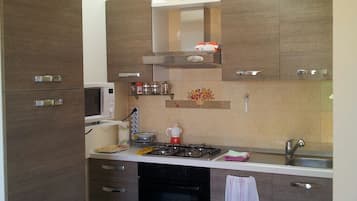 Kühlschrank, Mikrowelle, Ofen, Herdplatte